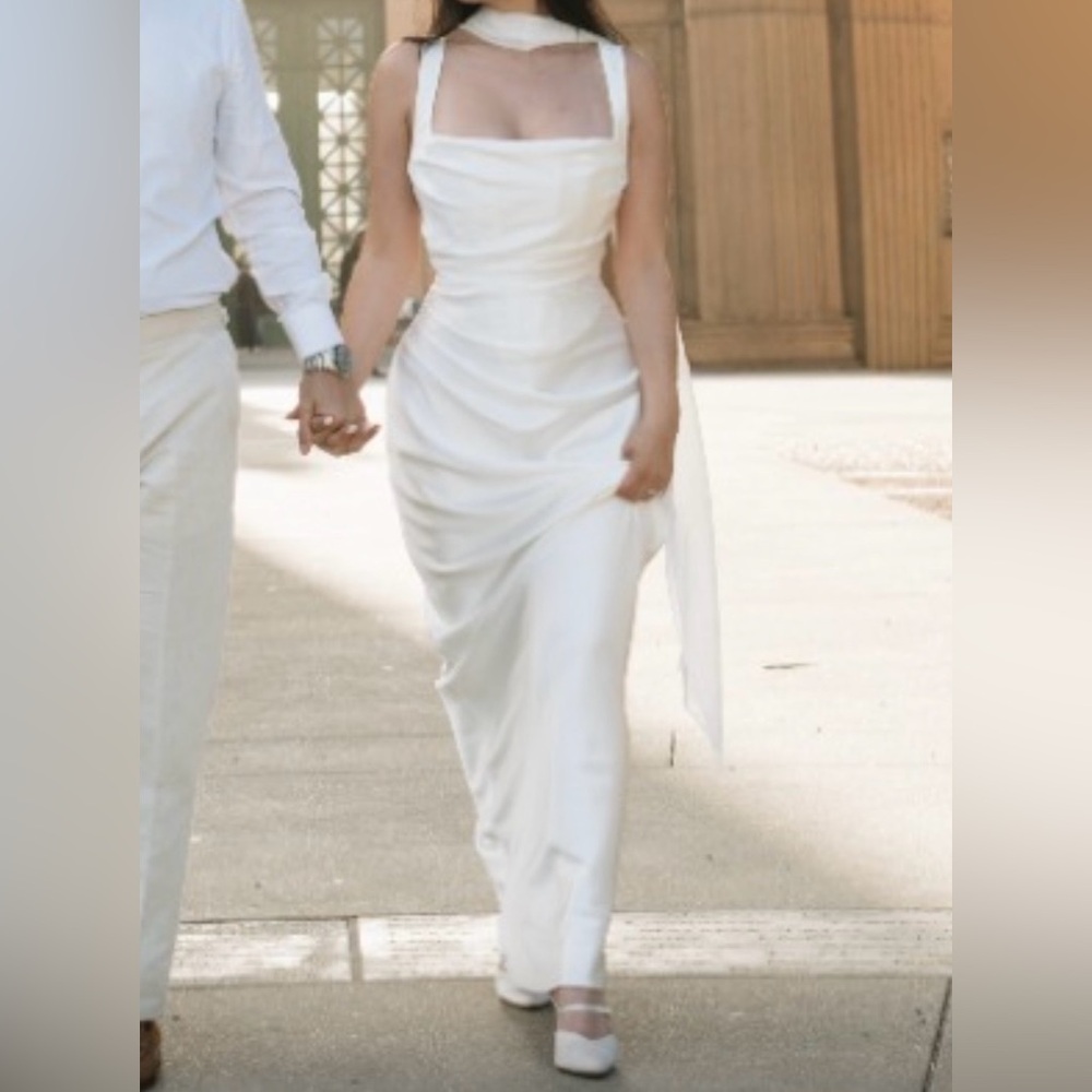 Elegant White Sleeveless Dress & Scarf - Picture 7 of 10
